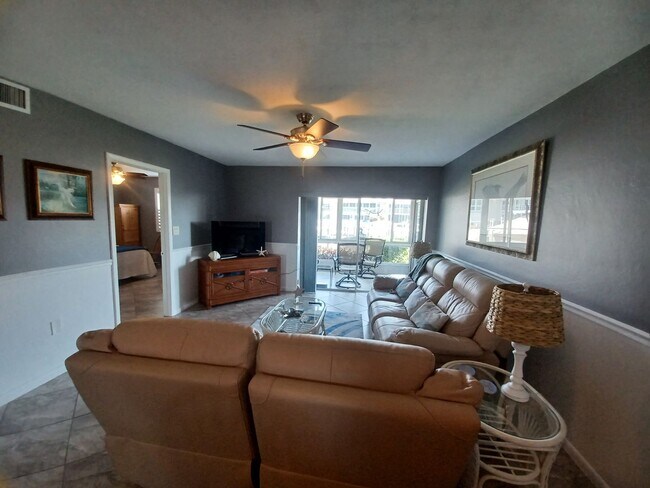 Building Photo - Ocean view FULLY FURNISHED 2+ / 2 with Boa...