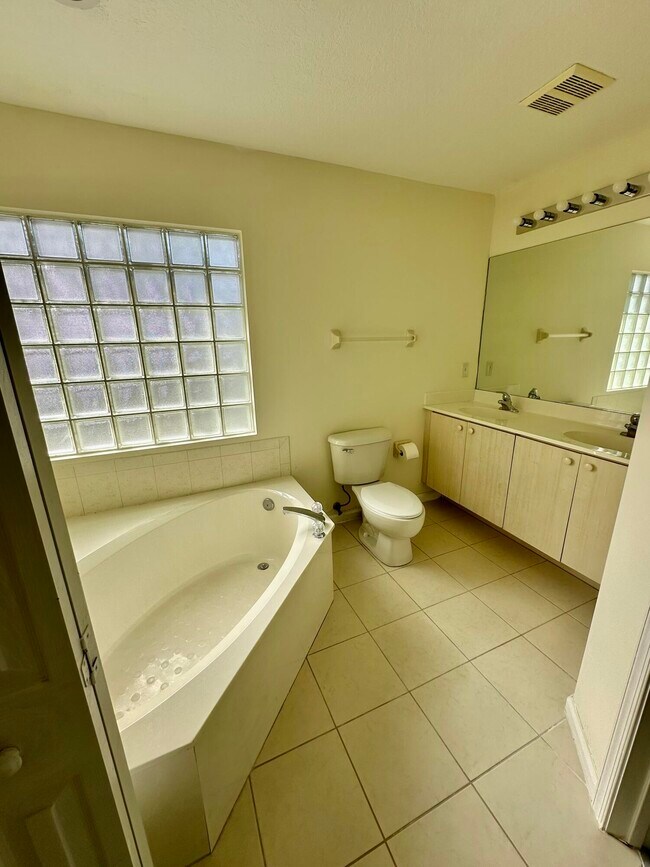 Building Photo - 5780 Azalea Cir
