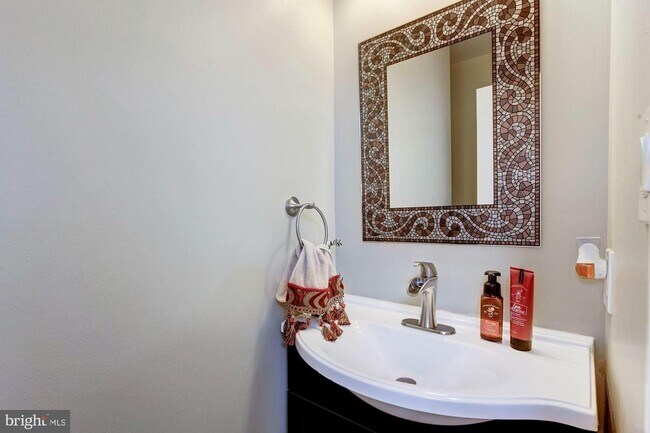 Building Photo - 13724 Valley Oak Cir