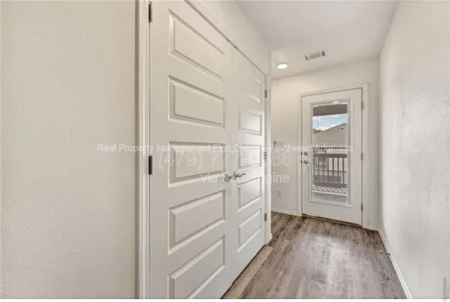 Building Photo - 998 S Benchmark Ln