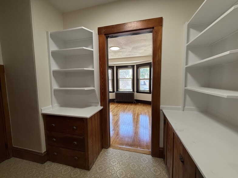 Butler's Pantry - 585 High St