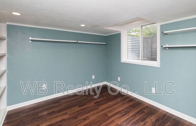 Building Photo - 645 SE Carefree Ln