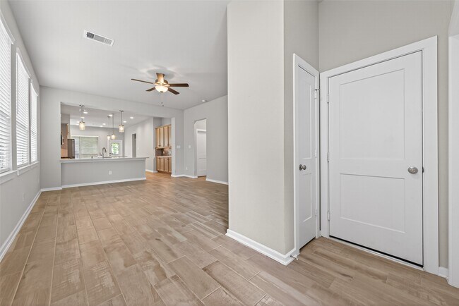 Building Photo - 516 Shine Ct