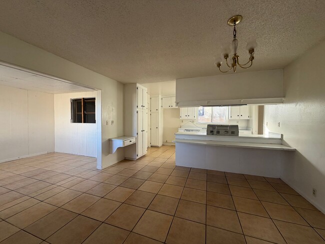 Building Photo - Spacious 3 Bedroom 2 Bathroom House For Rent