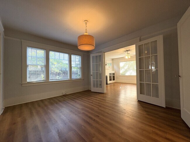 Building Photo - Charming 2-Bedroom Home with Spacious Back...