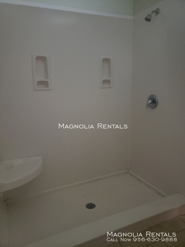 Building Photo - 1610 N Inspiration Rd