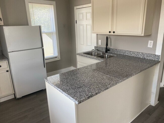 Building Photo - Very attractive 2BR 1/2 duplex