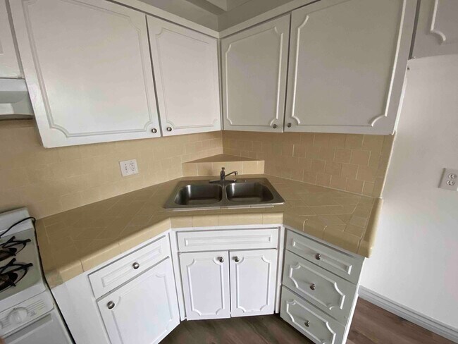 kitchen - 1640 N Hobart Blvd