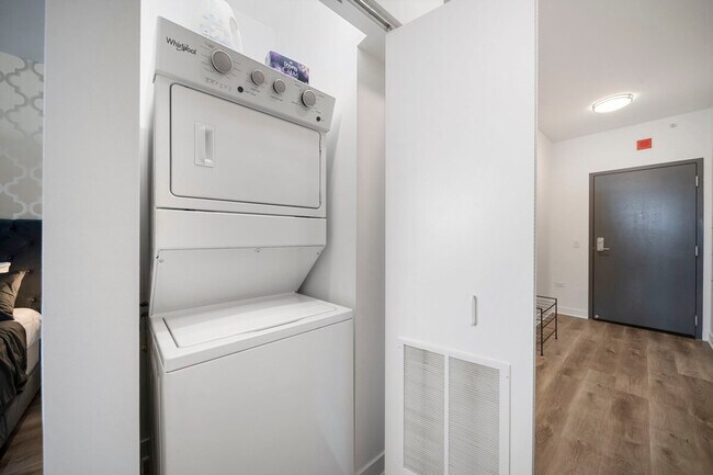 Building Photo - 347 S Clark St