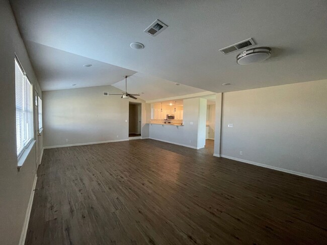 Building Photo - "Spacious 4-Bed, 4-Bath Oasis in Panama Ci...