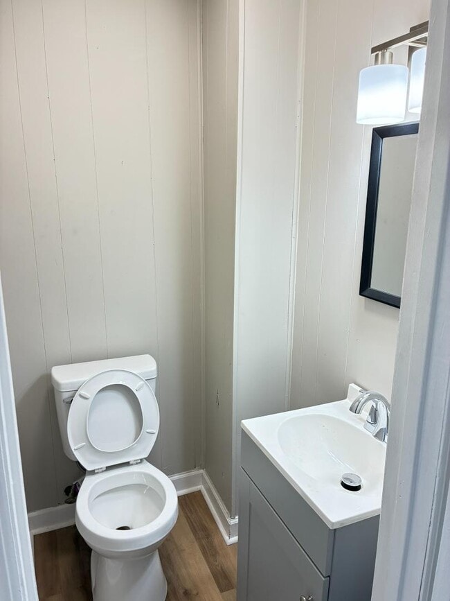 Building Photo - 1612 Dartmore Dr N