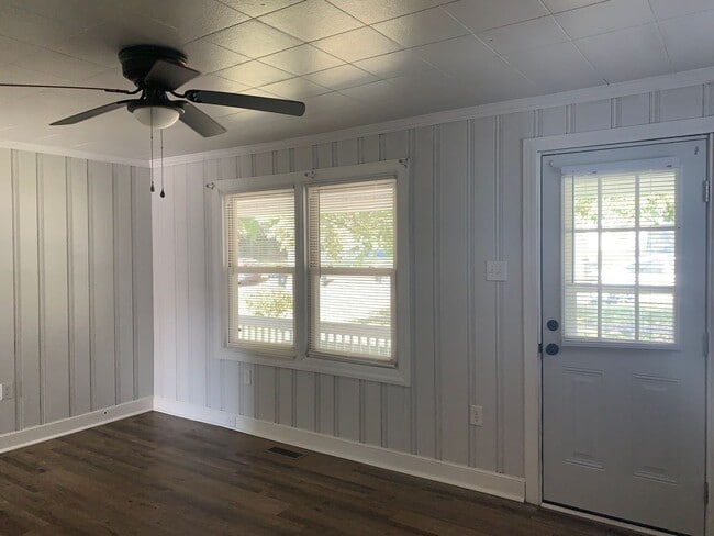 Building Photo - 2 Bedroom House off Memorial Avenue