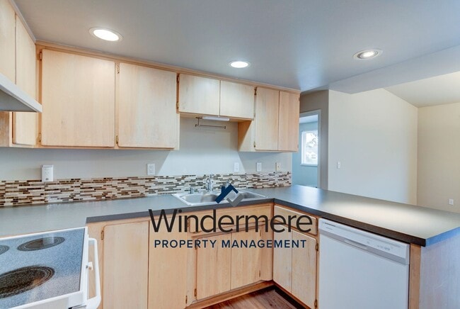 Building Photo - 2 Bed + Den/Office  2 Bath Condo W/S/G Inc...