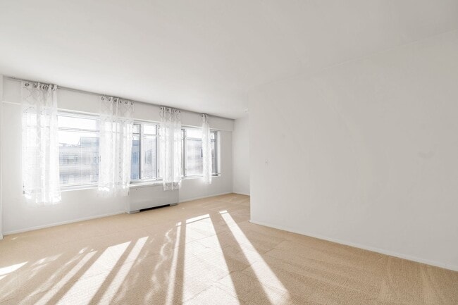 Building Photo - Sun-Filled, Top Floor L Shaped Studio In M...