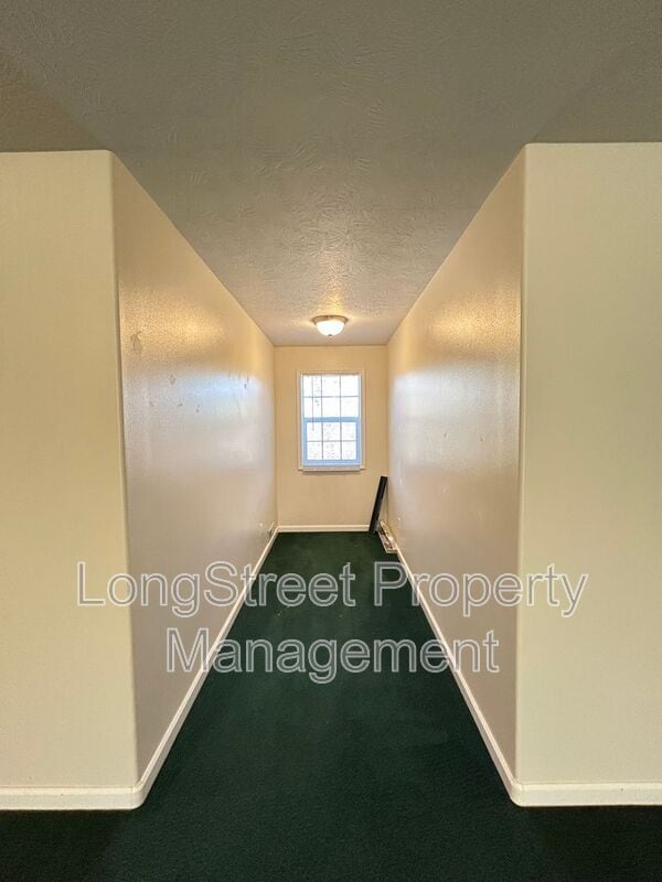 Building Photo - 852 Marilyn Dr