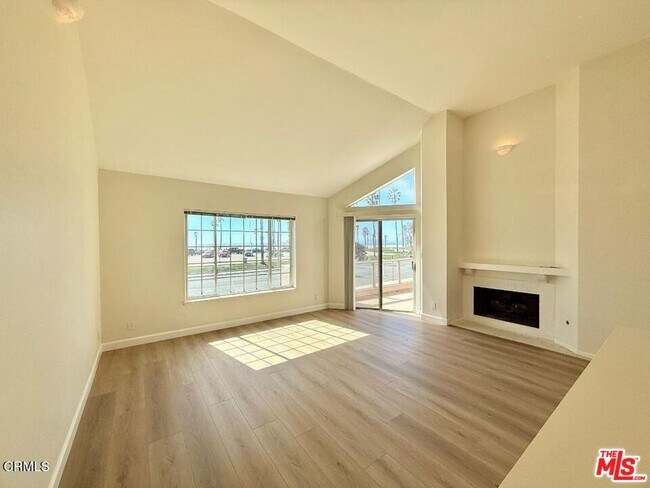 Building Photo - 574 Island View Cir
