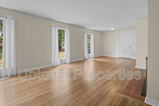 Building Photo - 9520 SW Cypress St