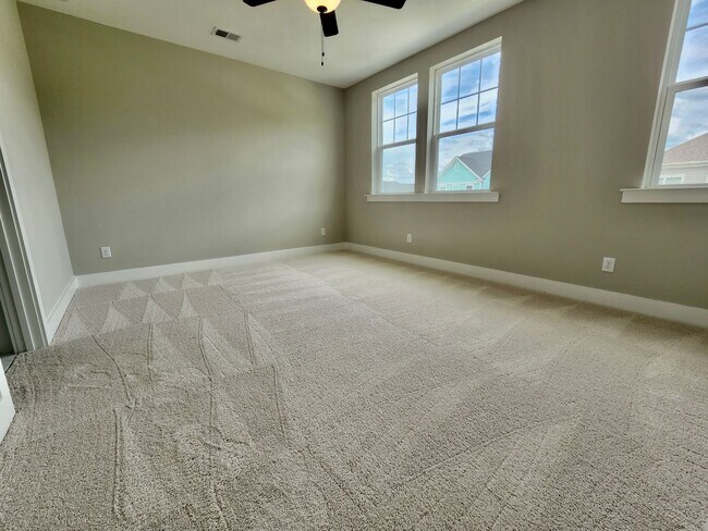 Building Photo - LIKE NEW Executive Home In Coveted Midtown...