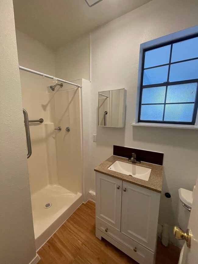 Building Photo - Newly updated & Ready to move in - 3 bdr, ...