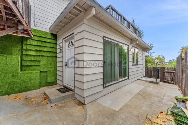 Building Photo - 551 Hichborn St