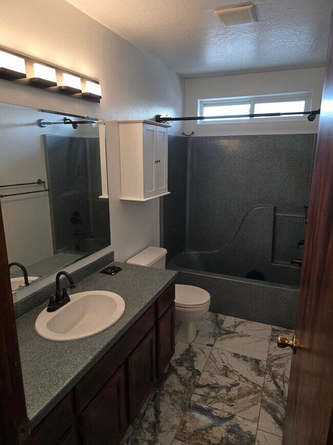 Building Photo - Spacious 4 bedroom 3.5 Bath Home for Rent ...