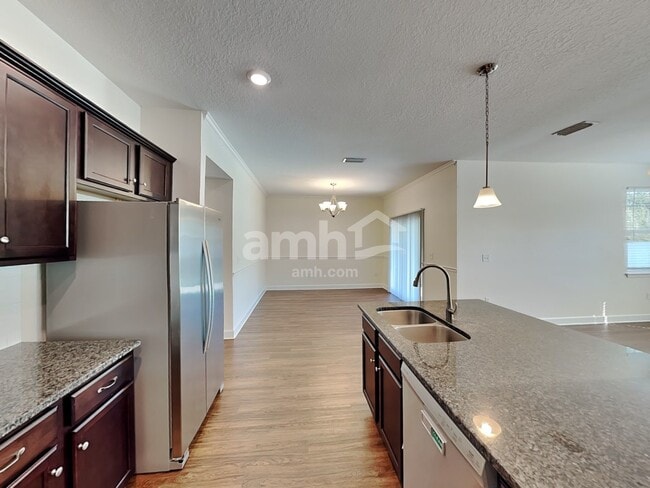 Building Photo - 511 Pine Terrace Dr