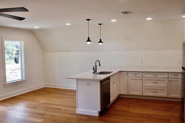 Building Photo - 54 Davis St