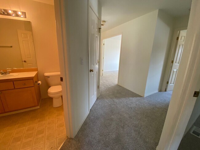 Building Photo - Spacious 4 bedroom 2.5 traditional house