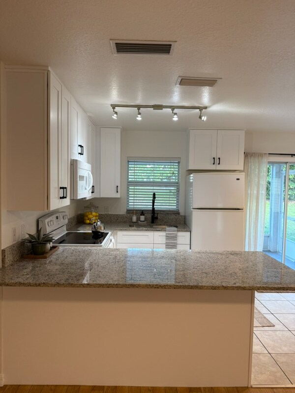 Building Photo - 2370 Lakeview Dr