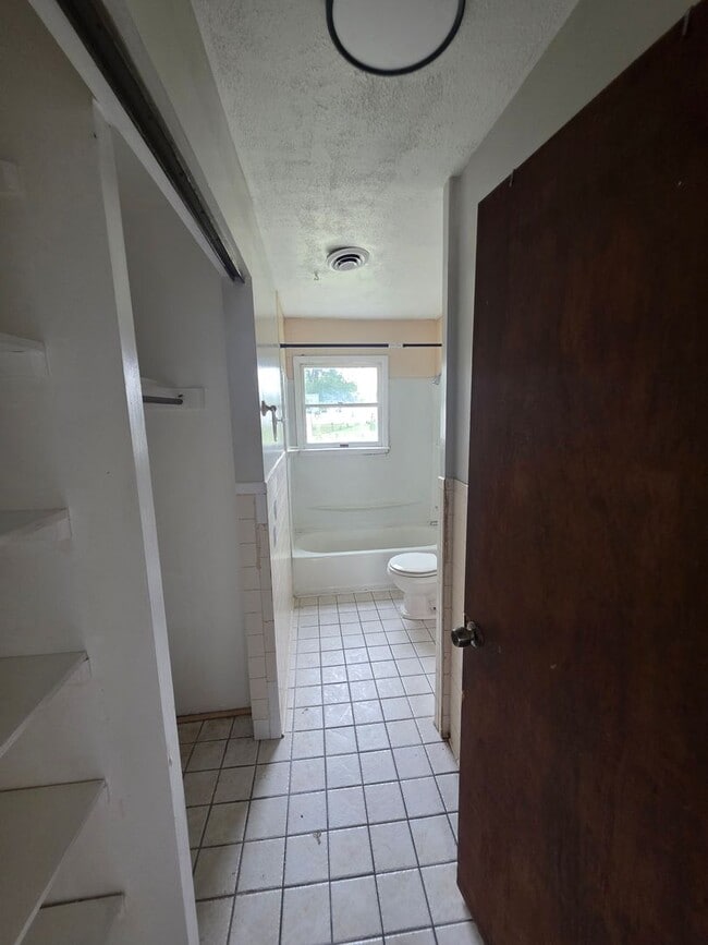 Building Photo - Nice 3BD/1BA
