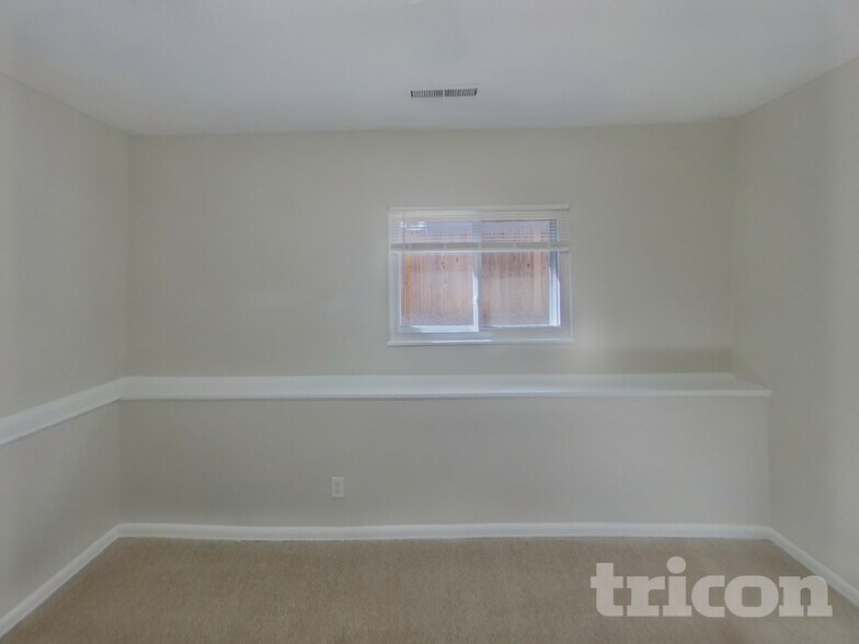 Building Photo - 3015 Moonbeam Cir N