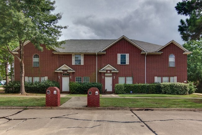 Building Photo - Townhome on Skyline Boulevard For Rent!