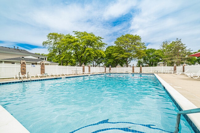 Building Photo - 1553 Cove Dr