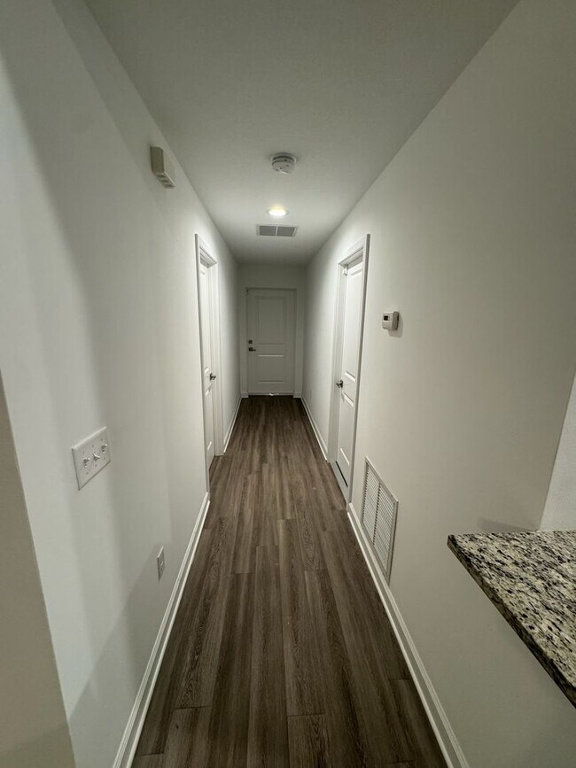 Building Photo - 2 Bedroom, 2 Bath, 1 car Garage home for rent