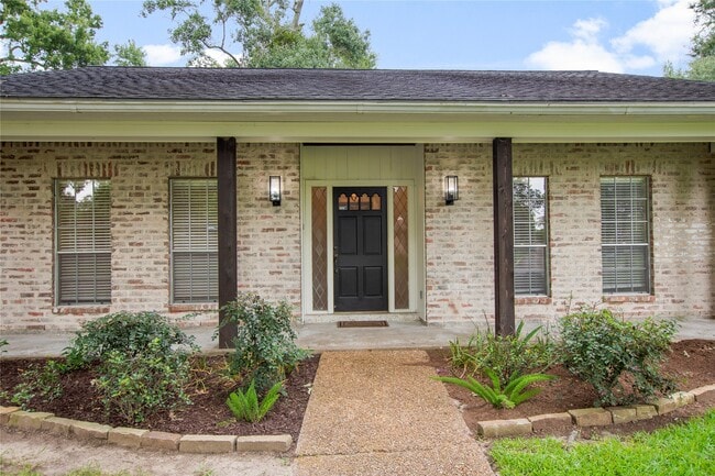 Building Photo - 402 Forest Lake Dr