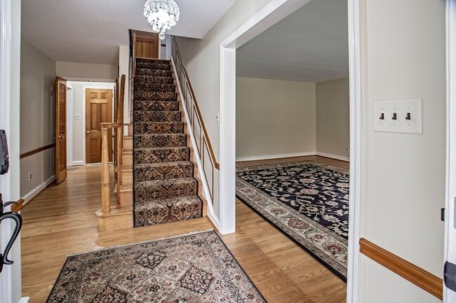 Building Photo - Lovely Colonial Home in Sharpley