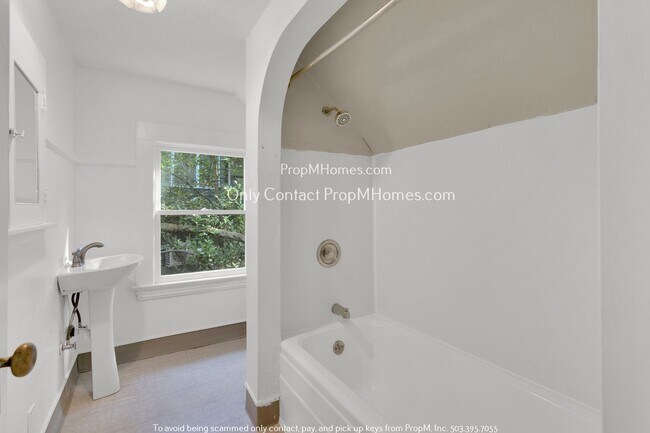 Building Photo - 3732 SW Council Crest Dr