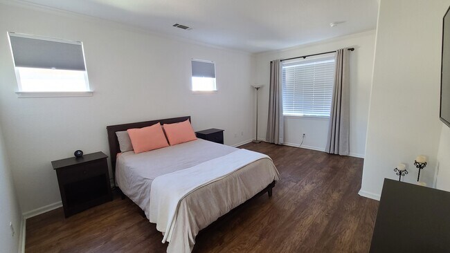 Building Photo - 1888 Leaning Oak Dr