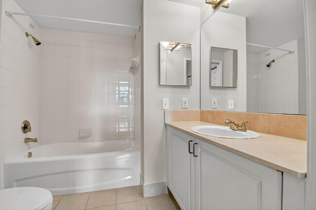 Building Photo - 780 S Sapodilla Ave