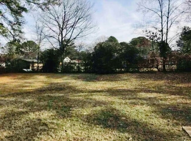 Building Photo - Fenced yard!