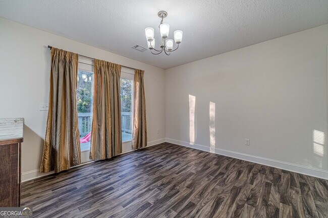 Building Photo - 583 Embassy Walk