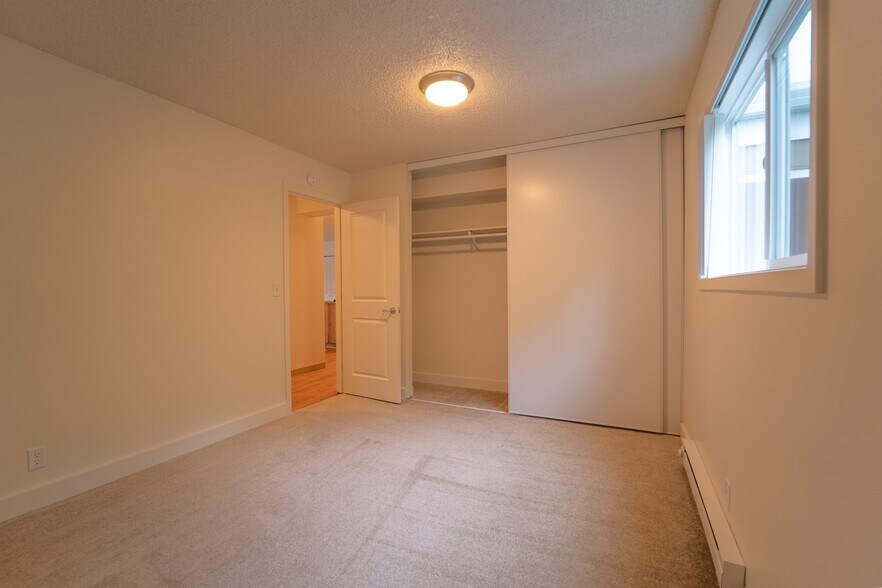 Building Photo - 8585 SW Canyon Ln