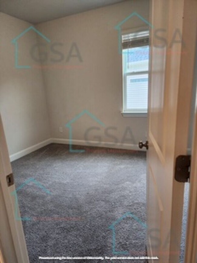 Building Photo - 3 Bedroom Home Available!