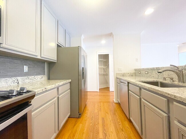 Building Photo - Twin Peaks: Remodeled Condo with Garage Pa...