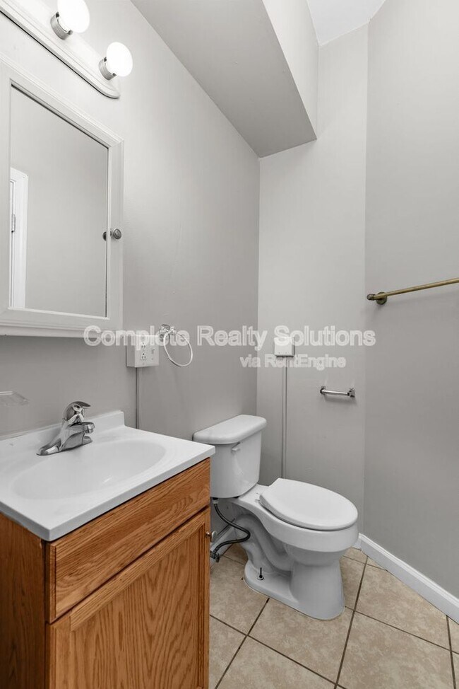 Building Photo - 3021 Iowa Ave