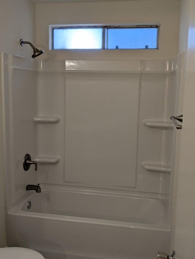 Building Photo - Newly Remodeled Townhouse