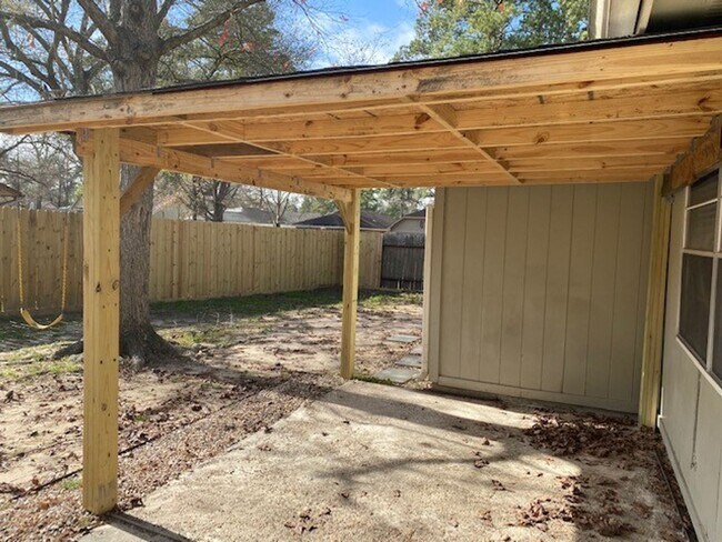 Building Photo - Lovely well cared for home on an extensive landscaped corner lot! Spacious family room with high ...