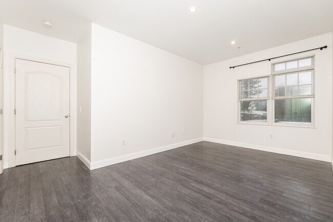 Building Photo - 614 Pond St