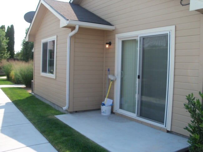 Building Photo - Fabulous Location! Pool! Single level! 2 bedroom, 2 bathrooms. New flooring. ADA Unit.