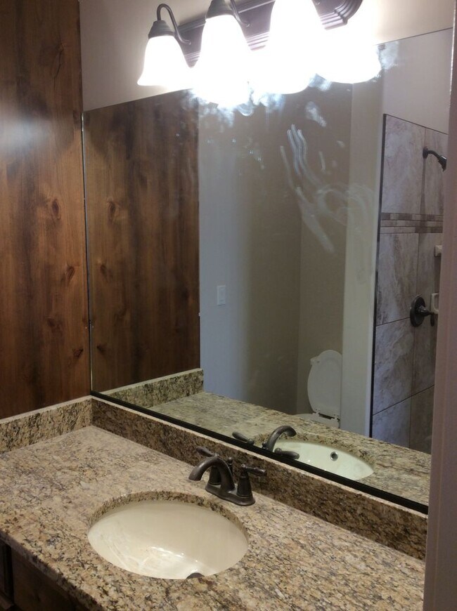 Building Photo - Gemstone Properties - Townhome in Sky Ridge